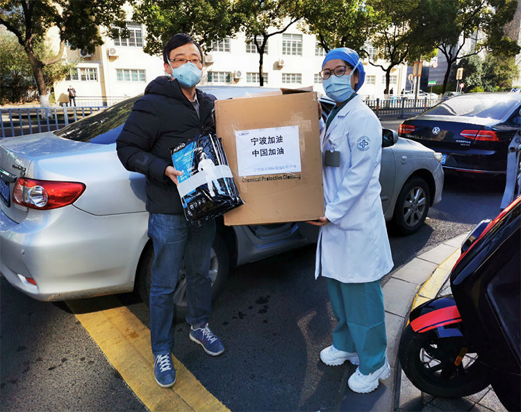 愛心捐贈(zèng)防護(hù)服，致敬一線醫(yī)務(wù)工作者 抗擊疫情 寧興優(yōu)貝在行動(dòng)02.jpg