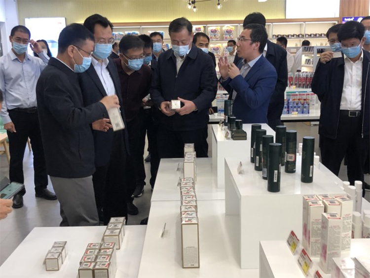 裘東耀市長陪同福建省領導考察調研寧興優貝跨境精選店02.jpg