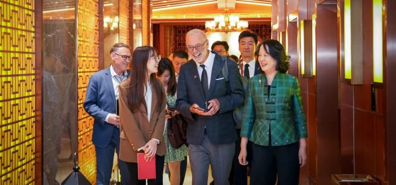 奧克蘭市長訪問寧興優貝，共促合作新篇章